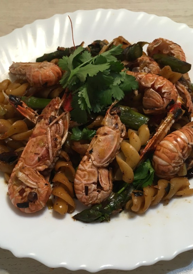 Una foto de Pasta de cigala con espárragos