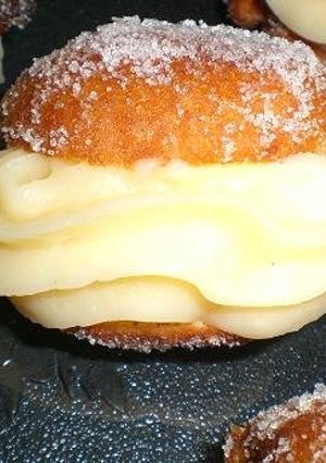 Una foto de Ricas bombas rellenas con crema pastelera de naranja