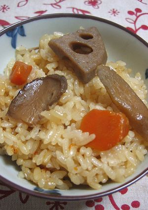 A picture of Chikuzen-ni Rice (Takikomi Gohan) in a Donabe or Rice Cooker.