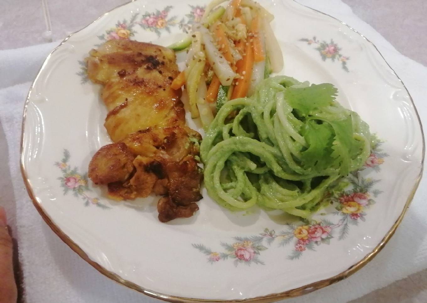 Muslo asado acompañado de spaghetti verde y verduras salteadas