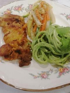 Una foto de Muslo asado acompañado de spaghetti verde y verduras salteadas