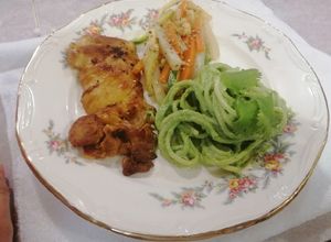 Una foto de Muslo asado acompañado de spaghetti verde y verduras salteadas