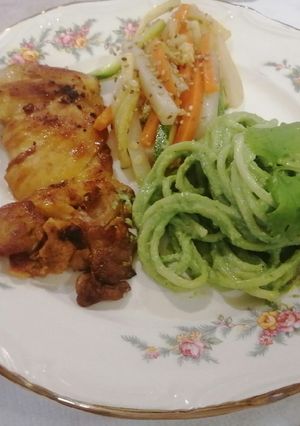 Una foto de Muslo asado acompañado de spaghetti verde y verduras salteadas