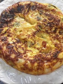 Una foto de Tortilla de bacalao con pimientos