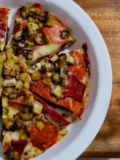 Una foto de PIZZA🍕PECHUGA Con Pimientos 🌶️del Piquillo y Cebolla Larga Caramelizada...!😀