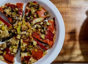 Una foto de PIZZA🍕PECHUGA Con Pimientos 🌶️del Piquillo y Cebolla Larga Caramelizada...!😀
