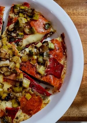Una foto de PIZZA🍕PECHUGA Con Pimientos 🌶️del Piquillo y Cebolla Larga Caramelizada...!😀