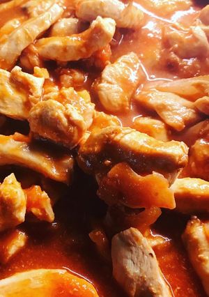 Une photo de Poulet sauce tomate 🥫 et peanut butter 🥜