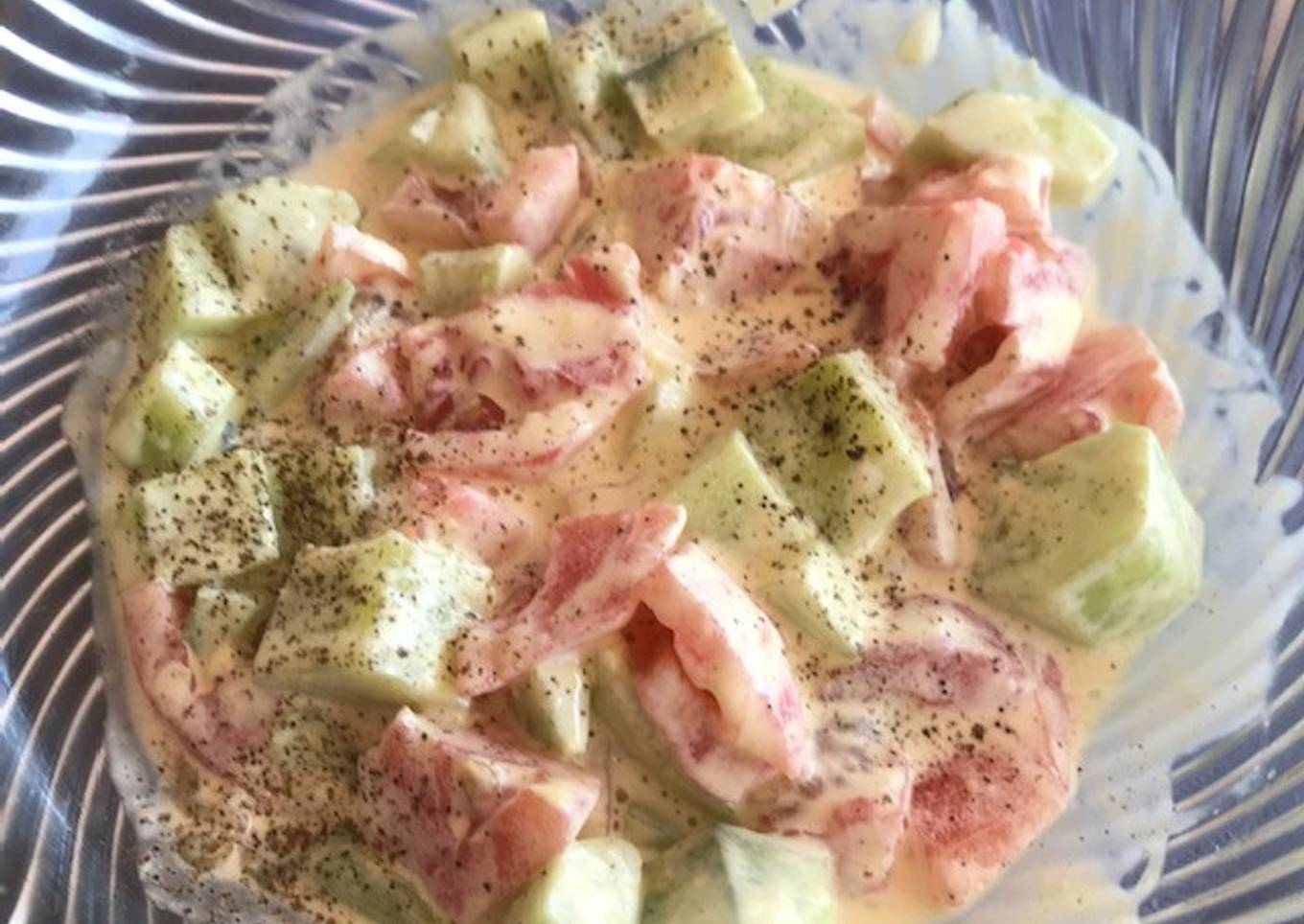 Ensalada cremosa de pepino y tomate