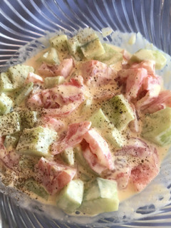 Una foto de Ensalada cremosa de pepino y tomate
