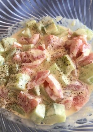 Una foto de Ensalada cremosa de pepino y tomate