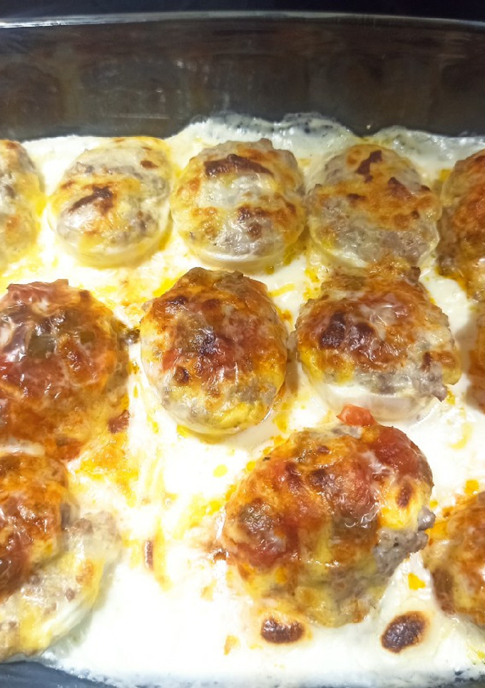 Una foto de Huevos cocidos rellenos de carne al horno