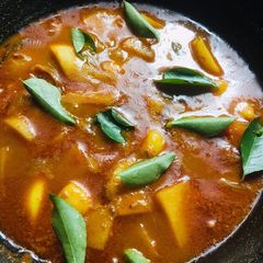 A picture of Poondu kuzhambu (lasoon curry).
