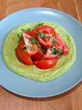 Ensalada de tomate con crema de aguacate