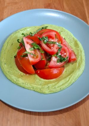 Una foto de Ensalada de tomate con crema de aguacate