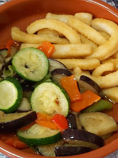 Una foto de Rabas de sepia con verduras