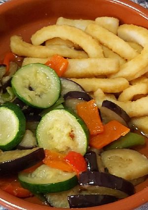 Una foto de Rabas de sepia con verduras