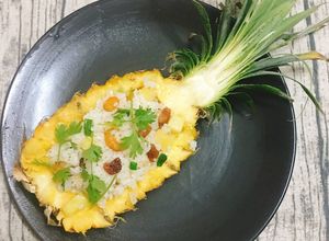 Hình của món Cơm Chiên Trái Thơm.