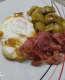 Alcachofas salteadas, huevo frito y jamón