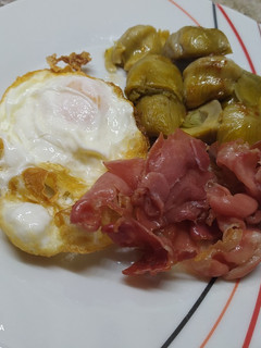 Una foto de Alcachofas salteadas, huevo frito y jamón