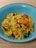 Falso arroz de coliflor con verduras y setas, tahini y especias Ras el Hanout