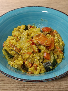 Una foto de Falso arroz de coliflor con verduras y setas, tahini y especias Ras el Hanout