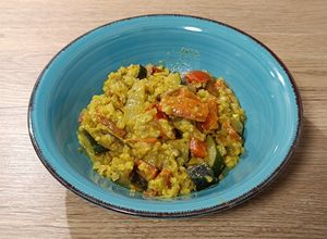 Foto principal de Falso arroz de coliflor con verduras y setas, tahini y especias Ras el Hanout