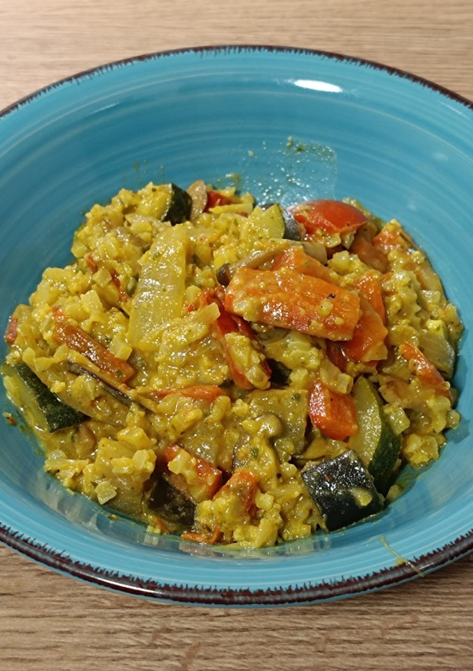 Una foto de Falso arroz de coliflor con verduras y setas, tahini y especias Ras el Hanout