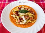 Una foto di pasta e salvia