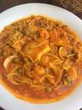 Fideos con cazón, almejas y gambas en amarillo