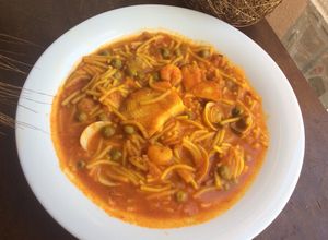 Foto principal de Fideos con cazón, almejas y gambas en amarillo