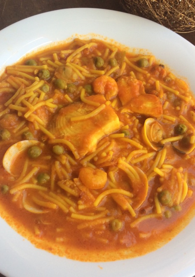 Una foto de Fideos con cazón, almejas y gambas en amarillo