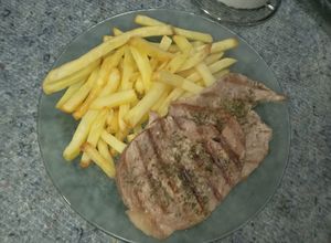 Una foto de Bifes de Bondiola de Cerdo con fritas