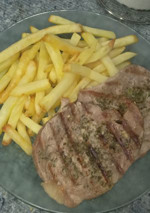 Una foto de Bifes de Bondiola de Cerdo con fritas