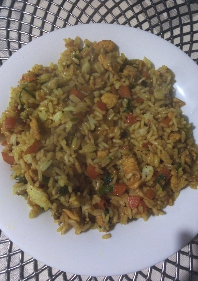 Una foto de Arroz con pollo a mi manera 🥘