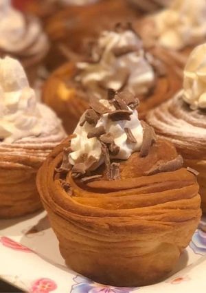 O poză a rețetei Cruffins cu dulceață de afine, căpșuni, frișcă, nucă cu scorțișoară și fulgi de ciocolată😍😋.