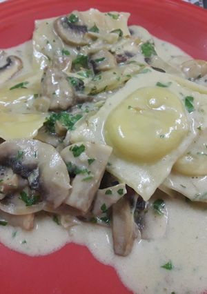 Una foto de Sorrentinos con salsa de hongos