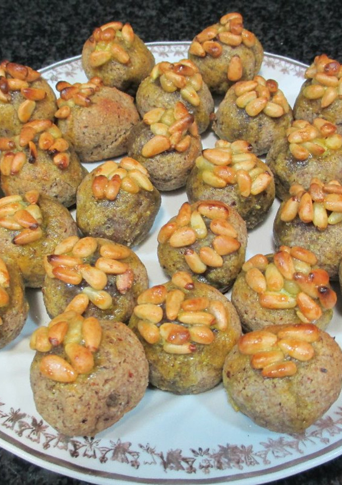 Una foto de Panellets de avellanas para el Día de Todos los Santos