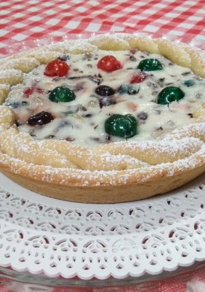 Foto di Crostata con ricotta, amarene sciroppate, canditi e gocce di cioccolato