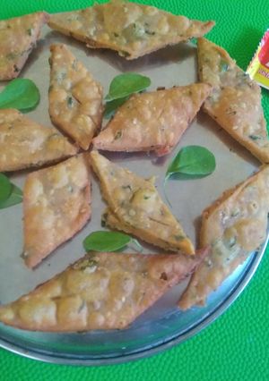 મેથી ના સક્કરપારા (methi sakkarpara recipe in gujarati) રેસીપી મુખ્ય ફોટો