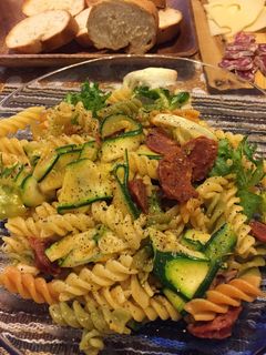 Una foto de Fusilli con chorizo y calabacín