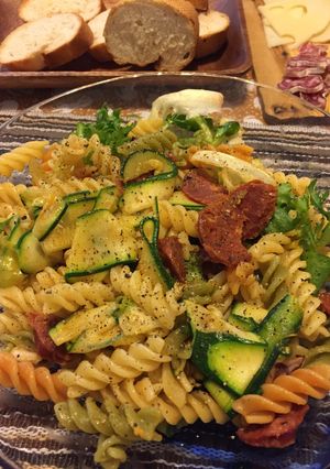 Una foto de Fusilli con chorizo y calabacín