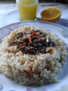 Una foto de Ensalada de lentejas con arroz integral