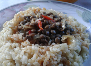 Una foto de Ensalada de lentejas con arroz integral