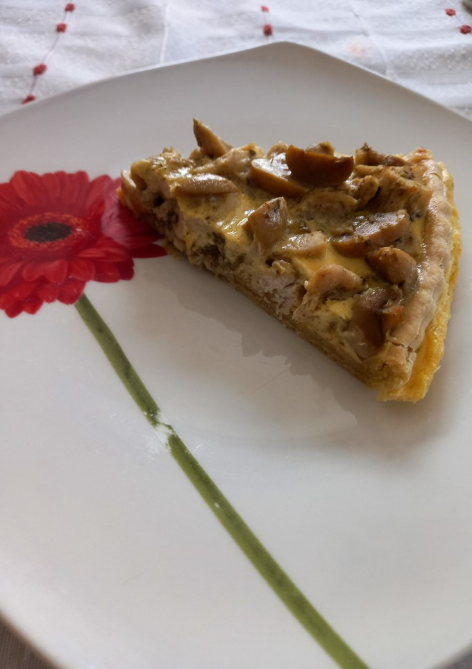Una foto de Quiche de pollo y champiñón