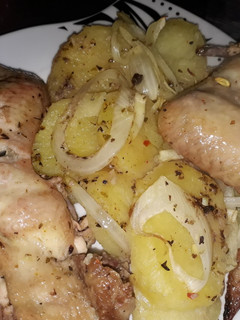 Una foto de Alitas de Pollo al Horno con Papas