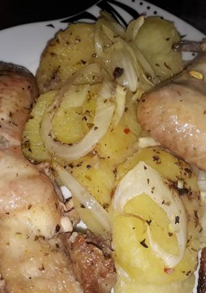 Una foto de Alitas de Pollo al Horno con Papas