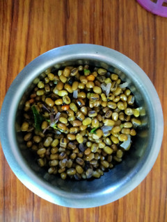 பச்ச பயிறு சுண்டல்(Pacchai payaru sundal Recipe in Tamil) செய்முறை முக்கிய புகைப்படம்