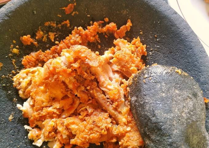 Resep buat Ayam geprek sambal bawang sajian Idul Adha  nagih banget