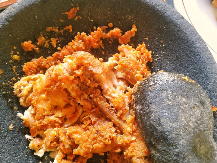  Resep buat Ayam geprek sambal bawang sajian Idul Adha  nagih banget